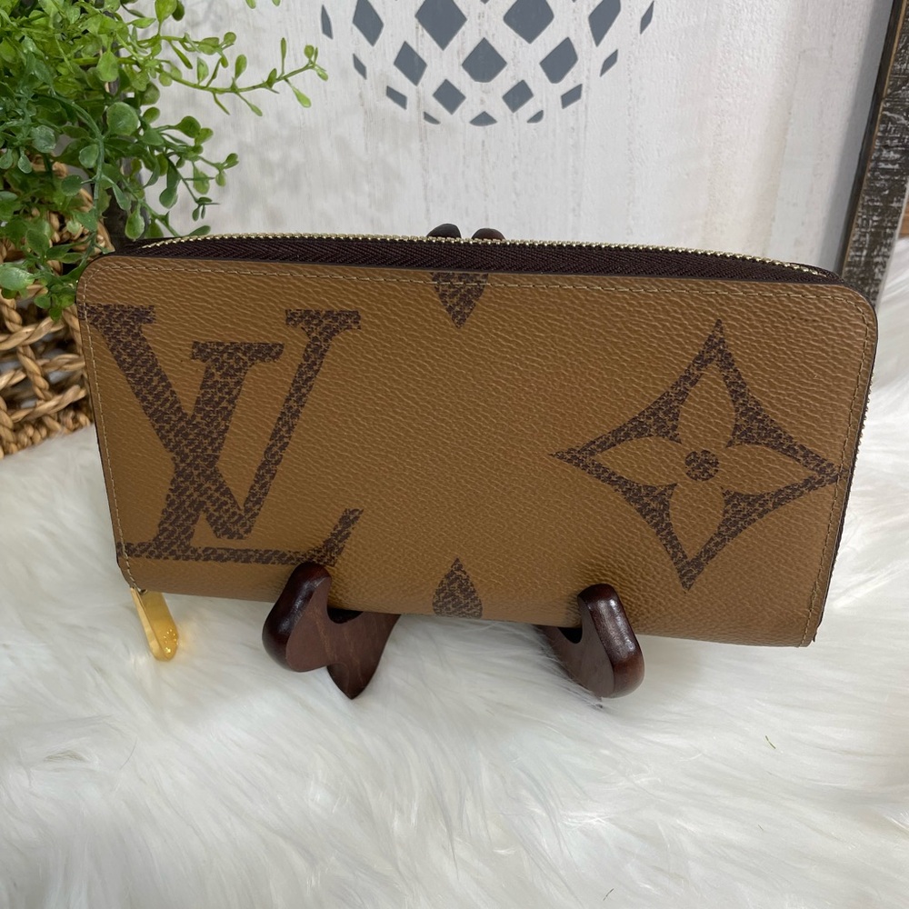 Authentic*** Louis Vuitton Large Reverse Monogram… - image 3